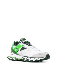 weiße und grüne Sportschuhe von Reebok