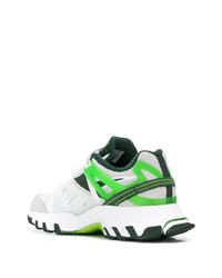 weiße und grüne Sportschuhe von Reebok