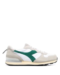 weiße und grüne Sportschuhe von Diadora