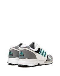 weiße und grüne Sportschuhe von adidas