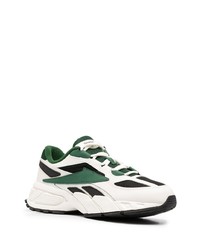 weiße und grüne Sportschuhe von Reebok