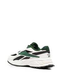 weiße und grüne Sportschuhe von Reebok