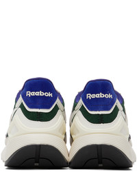 weiße und grüne Sportschuhe von Reebok Classics