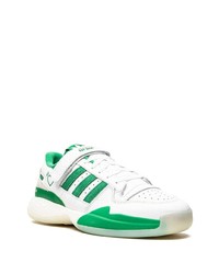 weiße und grüne Sportschuhe von adidas