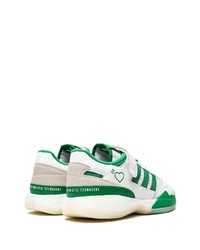 weiße und grüne Sportschuhe von adidas