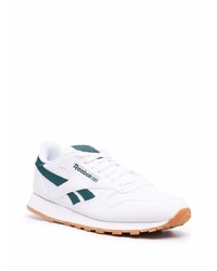 weiße und grüne Sportschuhe von Reebok