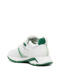 weiße und grüne Sportschuhe von Lacoste