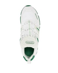 weiße und grüne Sportschuhe von Lacoste