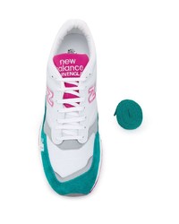 weiße und grüne Sportschuhe von New Balance