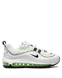 weiße und grüne Sportschuhe von Nike