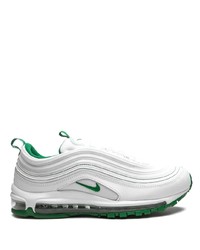 weiße und grüne Sportschuhe von Nike