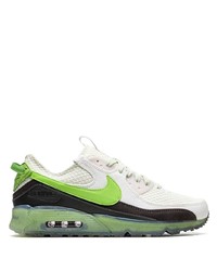 weiße und grüne Sportschuhe von Nike