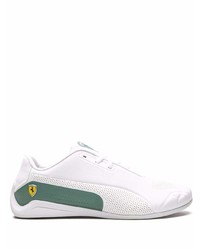 weiße und grüne Sportschuhe von Puma