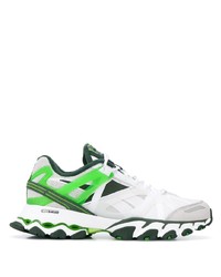 weiße und grüne Sportschuhe von Reebok