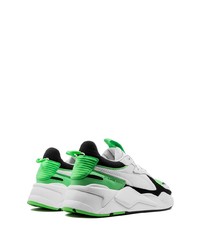 weiße und grüne Sportschuhe von Puma