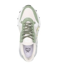 weiße und grüne Sportschuhe von MCM