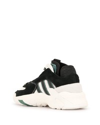 weiße und grüne Sportschuhe von adidas