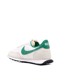 weiße und grüne Sportschuhe von Nike