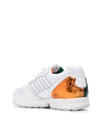 weiße und grüne Sportschuhe von adidas