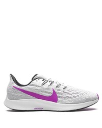 weiße und lila Sportschuhe von Nike