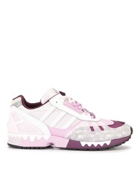 weiße und rosa Sportschuhe von adidas