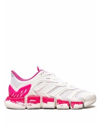 weiße und rosa Sportschuhe von adidas