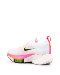 weiße und rosa Sportschuhe von Nike