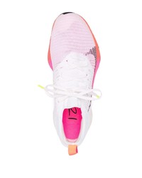 weiße und rosa Sportschuhe von Nike