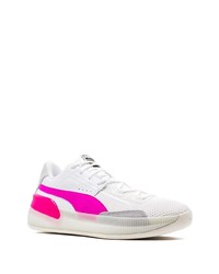 weiße und rosa Sportschuhe von Puma