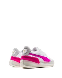 weiße und rosa Sportschuhe von Puma