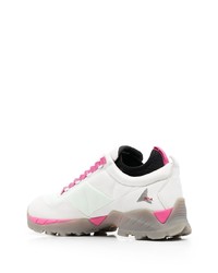 weiße und rosa Sportschuhe von Roa