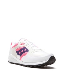 weiße und rosa Sportschuhe von Saucony