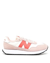 weiße und rosa Sportschuhe von New Balance