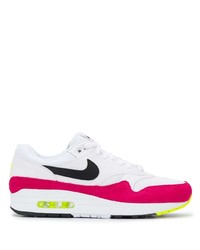 weiße und rosa Sportschuhe von Nike
