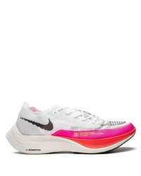 weiße und rosa Sportschuhe von Nike
