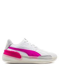 weiße und rosa Sportschuhe von Puma