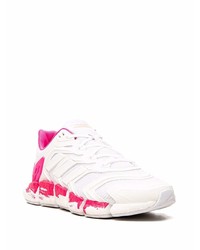 weiße und rosa Sportschuhe von adidas