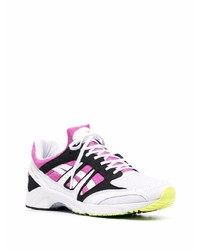 weiße und rosa Sportschuhe von Asics