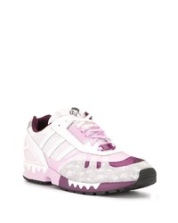 weiße und rosa Sportschuhe von adidas