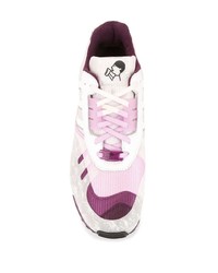 weiße und rosa Sportschuhe von adidas