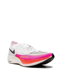 weiße und rosa Sportschuhe von Nike