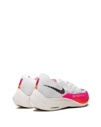 weiße und rosa Sportschuhe von Nike