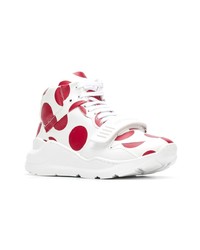 weiße und rote hohe Sneakers von Burberry
