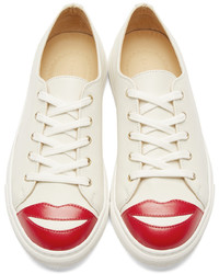 weiße und rote niedrige Sneakers von Charlotte Olympia