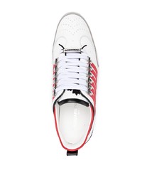 weiße und rote Sportschuhe von DSQUARED2