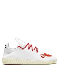 weiße und rote Sportschuhe von Adidas By Pharrell Williams