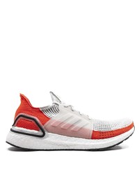 weiße und rote Sportschuhe von adidas