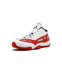 weiße und rote Sportschuhe von Jordan