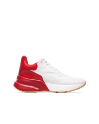 weiße und rote Sportschuhe von Alexander McQueen