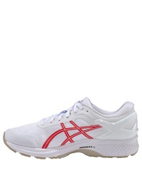 weiße und rote Sportschuhe von Asics